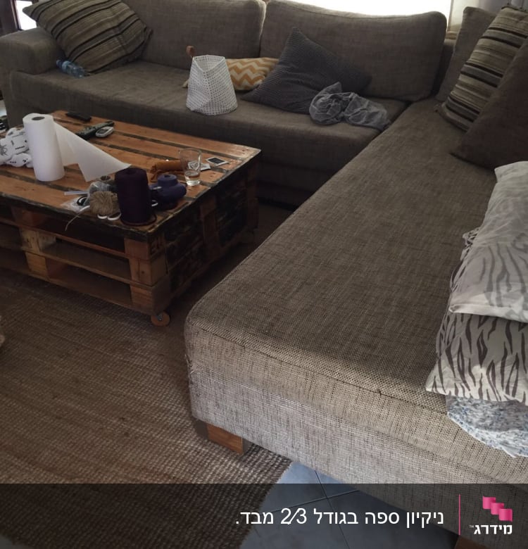 כריות על ספה עם ריפוד בד חום